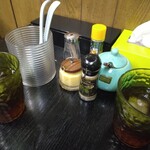 宣 - 料理写真:卓上の調味料、ニンニク＆魚粉がアツい！(2025.6.20)