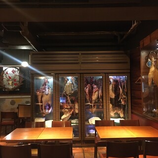 店内熟成庫は自社開発。肉の旨みを見極めベストの状態でご提供。