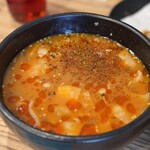 武蔵野うどん 松 - 辛さ不足で、ラー油と七味唐辛子追加投入！