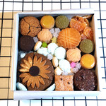 四季菓子の店 HIBIKA - 「ひまわり」少し割れていたけど味に関係なし