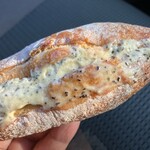 モモチャミブレッド - 名前忘れたけど甘いペーストが美味