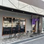 らーめん鱗 - 土曜1時15分では外待ち0だったが、食べ終わる頃には10名ほどの行列が出来ていた