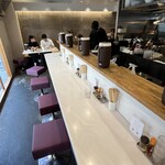 らーめん鱗 - このカウンターが素晴らしい　カウンターといえど贅沢な空間がそこにはある