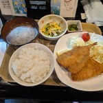 居酒屋かあちゃん - 日替わりのアジフライ定食（850円税抜）