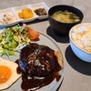 ある日、恋した - 広島牛ハンバーグランチ(税込1,980円)
①鉄板焼き広島牛ハンバーグ、デミグラスソース
②半熟目玉焼き&食べる辣油掛け野菜サラダ
③豆入りポテトサラダ&揚げ玉蜀黍&もずく酢
④バター香る玉蜀黍ご飯