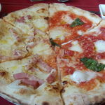 トラットリア ステッラ - カルボナーラとマルゲリータのハーフ&ハーフ