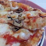 真鶴ピザ食堂 KENNY - 塩辛と海老のトマトクリーム（アップ）（2025.6）