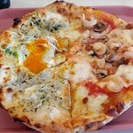 真鶴ピザ食堂 KENNY - 塩辛と海老のトマトクリーム＆しらすと卵と青海苔のハーフ＆ハーフ（2025.6）