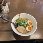 麺屋はる - あっさりしょうゆラーメン煮玉子のせ
