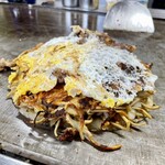 お好み焼吉野 - 油かす玉 そば入り、スジトッピング