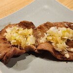 ビーフ鈴木 - 刻みネギをのせて