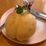 カフェ ド ペル - 丸ごと桃パフェ　シングル　　写真撮影後、丸ごと桃1個は別皿へ