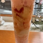 カフェ ド ペル - 丸ごと桃パフェ　シングル　グラスの底まで桃が詰まっています