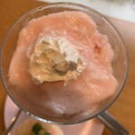 カフェ ド ペル - 丸ごと桃の下には生クリームと桃シャーベット