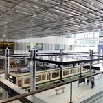 CAFE AUX BACCHANALES - 向こう側にみえるのがカフェオーバカナルのお店