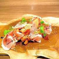 甘みと塩味が織りなす生ハムとフルーツの爽やかサラダ