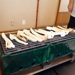 柚木元 - 皿の上の松茸は全て焼き松茸