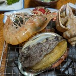 お宿 お食事処 鱗晃荘 - 踊焼き、アワビ、青ツブ貝、ボタンエビ
