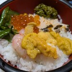 お宿 お食事処 鱗晃荘 - 自作、ウニ、いくら、甘エビ、アワビ、めかぶ丼