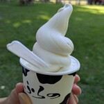 富良野チーズ工房 アイスミルク工房 - チーズソフトとジェラートのコンビ550円