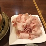 四季茸 - 薄くスライスされた鶏肉
      しゃぶしゃぶして食べるとGOOD !