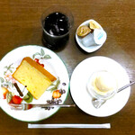ビーハイブ - 『アイスクリーム又は本日のケーキ』の「アイスクリームとシフォンケーキ」とアイスコーヒー