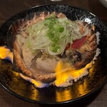 浅草貝鮮居酒屋 風天 - ■貝盛り浜焼き￥1,680：五感で楽しめる一品。熱々の状態で提供されることで、貝の旨みが凝縮され、ひと口ごとに濃厚な出汁と海の恵みが広がる。黒い皿に映える炎の演出も印象的だった。