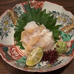 浅草貝鮮居酒屋 風天 - ■ツブ貝刺し￥880：噛むほどに、コリコリとした心地よい食感と、ほんのりとした甘みが口の中に広がった。ライムの爽やかな酸味が貝の旨みを引き立て、醤油を使わずとも、塩味だけで十分に美味しく味わえた。