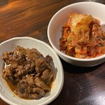炭火焼肉 ホルモン にく式 - 煮込み　キムチ