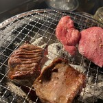 炭火焼肉 ホルモン にく式 - ジュージュー