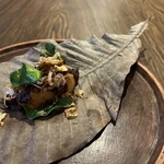 タイ料理 みもっと - マナガツオの朴葉焼きタイのハーブドレスアップ