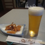 つき出しと生ビール