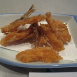 つき出しは、天然鯛の骨せんべい