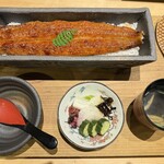 祇園 鰻 川藤 - 蓋を開けると美しい焼き色のうなぎが
