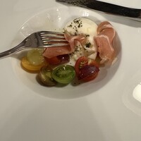 バーデンバーデン - 前菜の生ハムとチーズ、、、美味しーい！