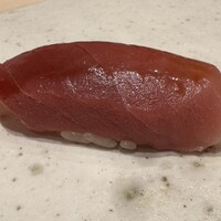 鮨 龍次郎 - 先ずは１貫握りさせて頂きます(中トロ)濃厚鉄分感じた逸品