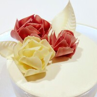 ①華やかなホワイト＆ルビーチョコの薔薇