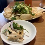 サイゴン - エビ煎皿に生野菜と鶏肉乗せて手掴みでバリバリと食す