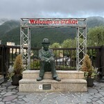 水明館 - 翌日、散歩に「チャップリン」像を発見！等身大です。