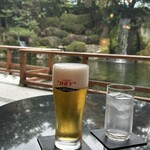 水明館 - 庭の滝と共に、温泉の後はやはり「生ビール」ですね