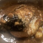 Cuit Bonne - シルバーグレービーポットに
                                丁寧に作り込まれた特製カレールー
                                茄子、スライスガーリックチーズがダイブ