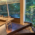 焼鳥火團 - 入口には四季折々の草木や生花がお出迎え。