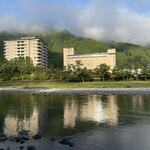 水明館 - 朝、飛騨川を散歩！朝靄がかかるやまをバックに旅館をパシャリ！