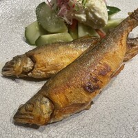 香草パン粉とリコッタチーズを詰め込んだ鮎　ベッカフィーコ　サルサヴェルデ