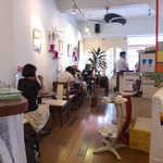 30849458 - 白を基調としたシンプルな店内。灼熱の日射しから、しばし逃れて