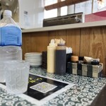 ひろし食堂 - お冷は豪快に２リッターPETボトルで！