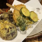 酒菜 天味 - 野菜の天麩羅盛り合わせ(ハーフサイズ5種)
      　ズッキーニ、生キクラゲ、しいたけ、ブロッコリー、新玉ねぎ。