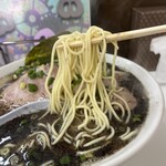 ぶたまるき - リフト〜。スープが絡んで美味しい麺