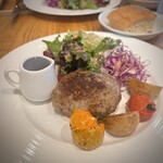 六甲山サイレンスリゾート カフェテリア - オリジナルソ−スをかけていただく、ハンバーグのセット。