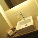 カラペティ・バトゥバ - ハンドタオルは白×茶。綿棒は白×黒っ★